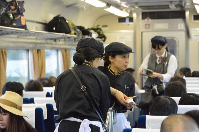 スタッフが大勢乗り込む車内