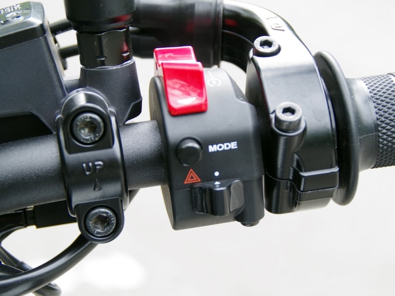 右のハンドルスイッチ部分にモードを切り替えるボタンが備わっている