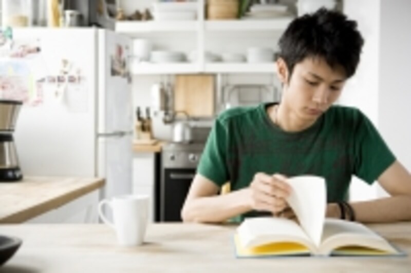 読書している若者