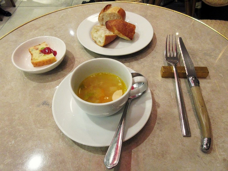 ブラッスリー・ル・リオン 本日の小皿、スープ、パン