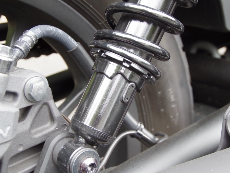 レブル500は車両重量が重くなっているので前後サスペンションのセッティングが異なる