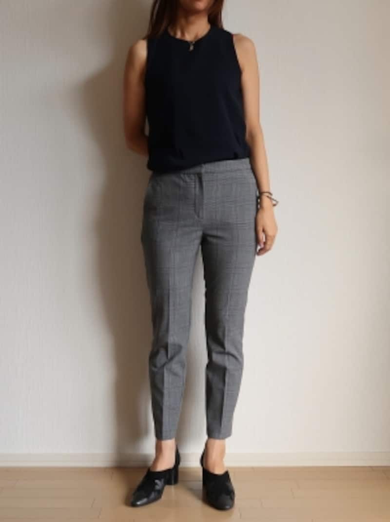 とろみ素材の上質なノースリーブは女性にしか着られないアイテム