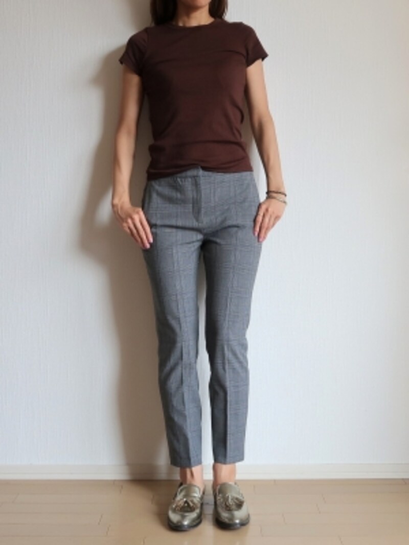 ブラウンのジャストサイズなTシャツならオフィス着にも