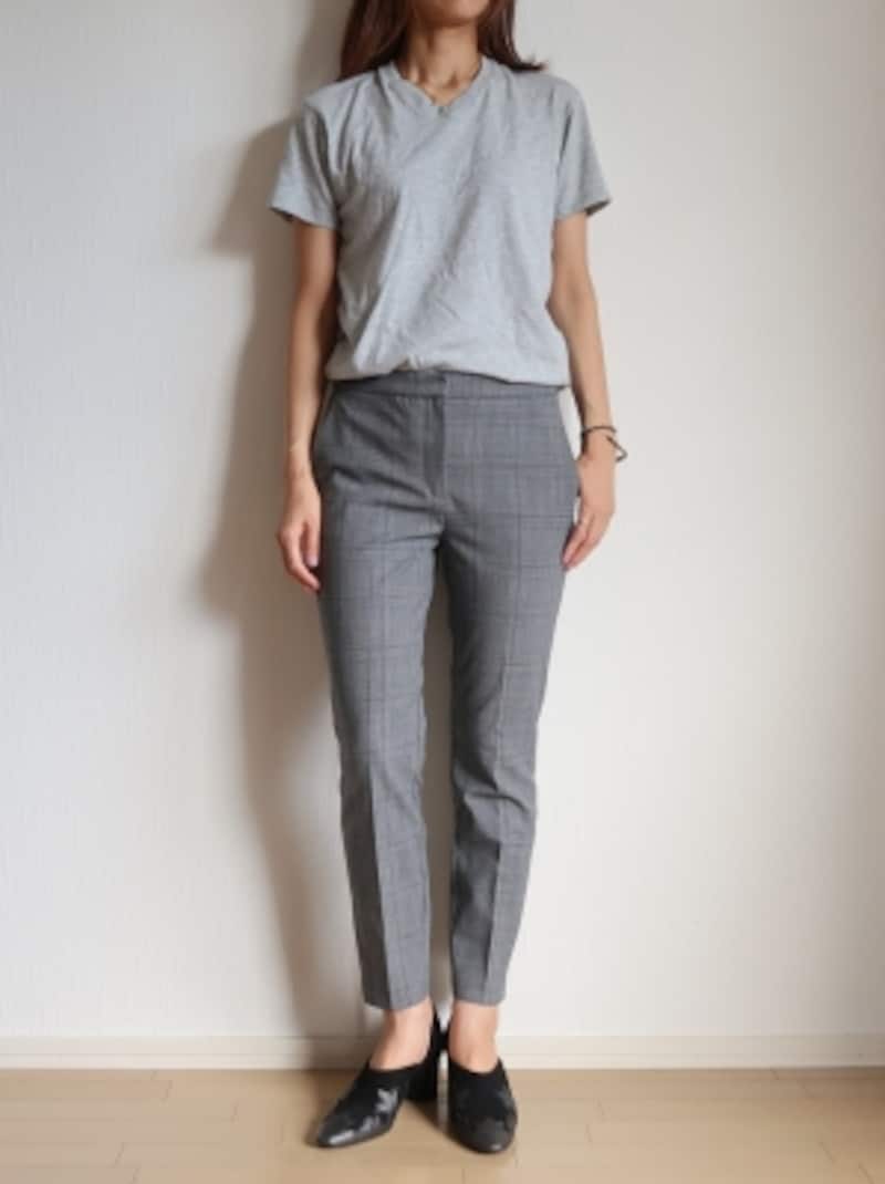 少し着崩した印象にしたいオフ時にはグレーやホワイト系がおすすめ