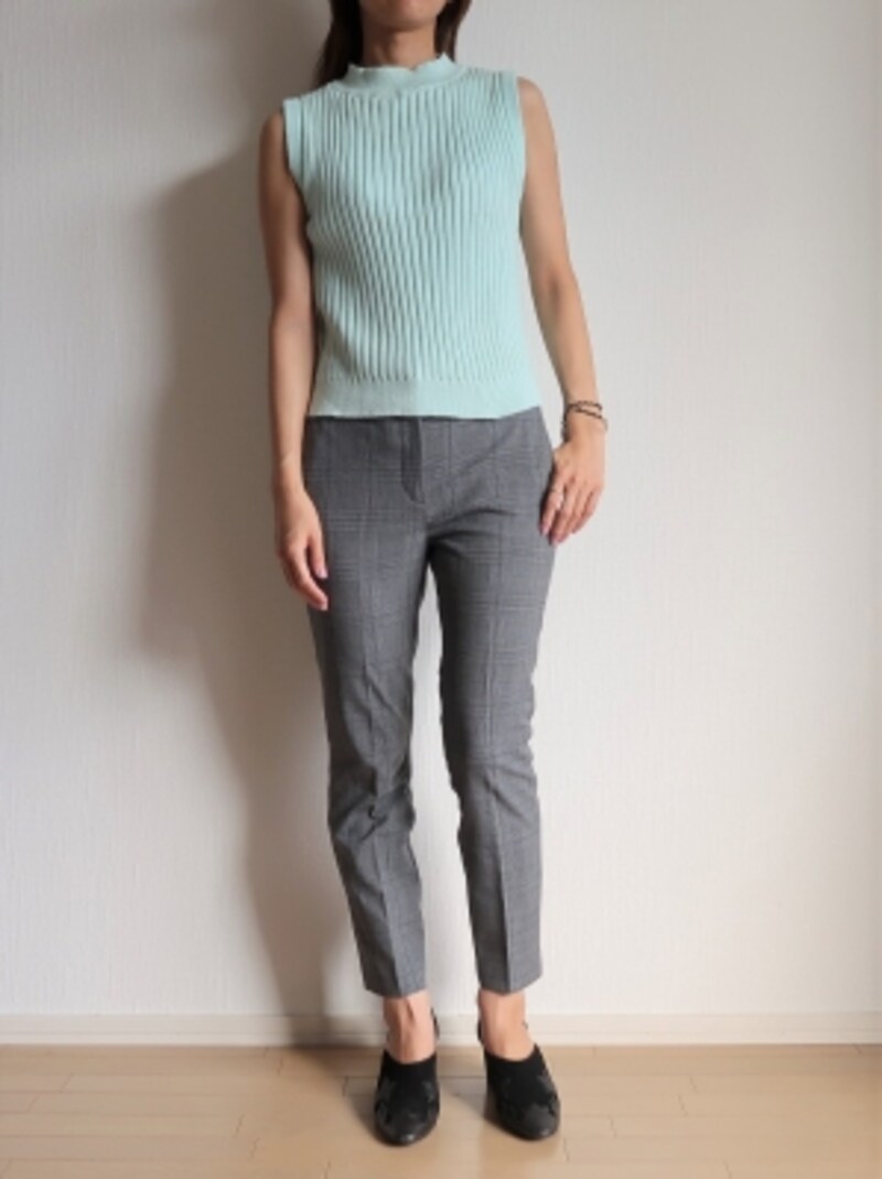 色が可愛らしい分シンプルなデザインを選ばないと若作りな着こなしに