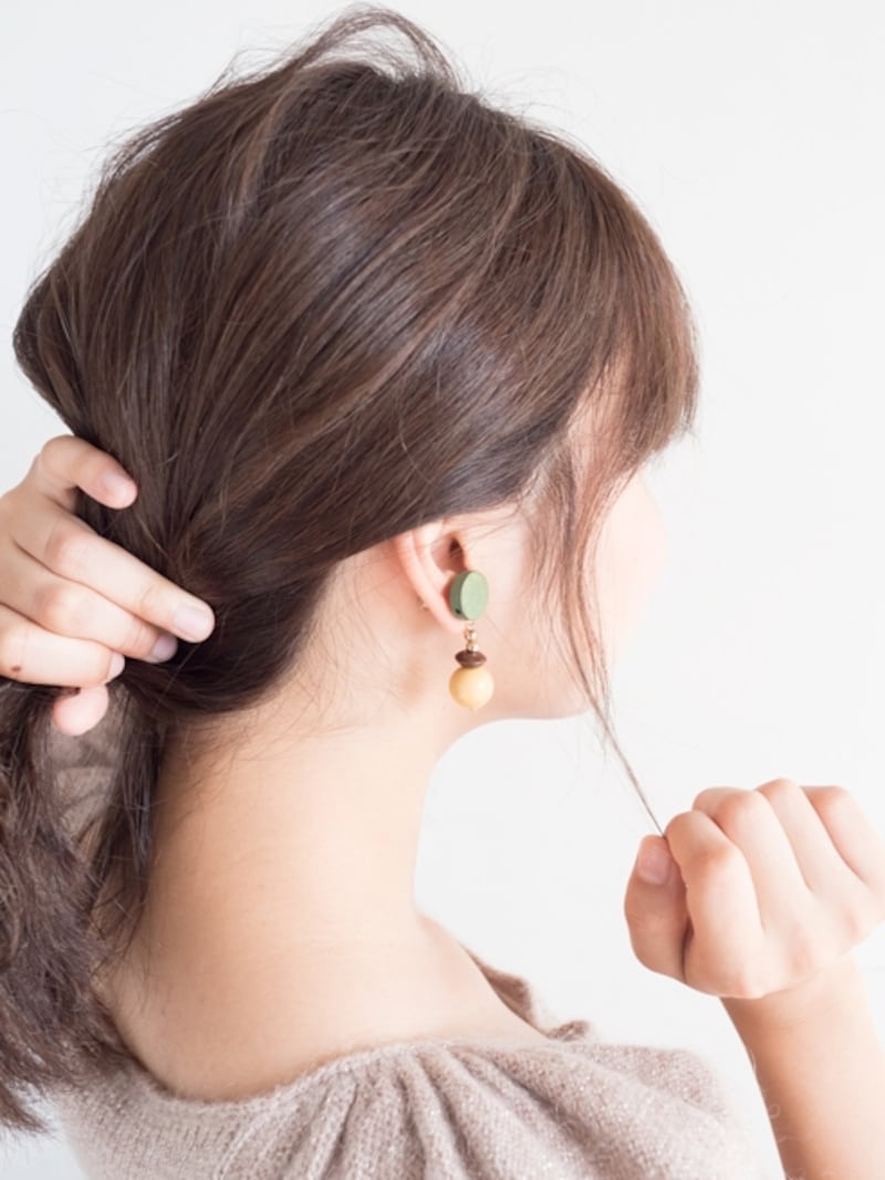 もみあげとこめかみの髪を引き出す