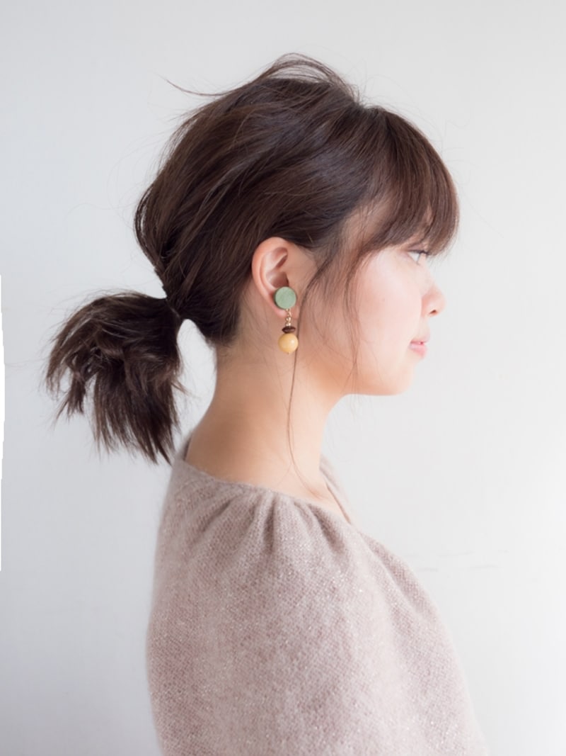 低めの位置でひとつに結ぶ