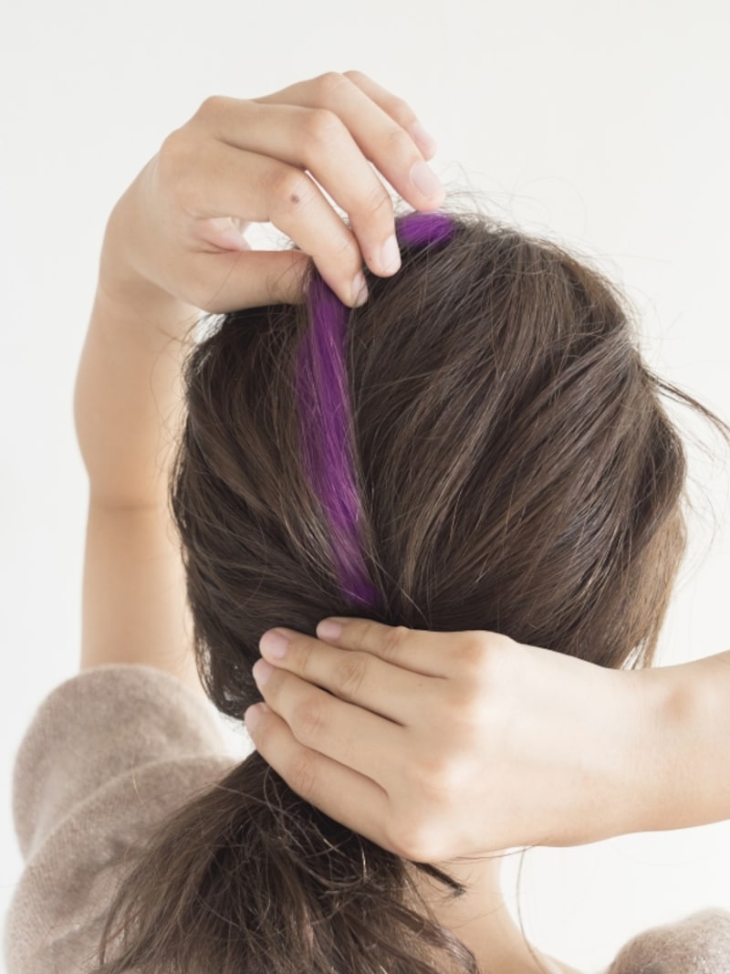 トップの髪を少しずつつまんで引き出す