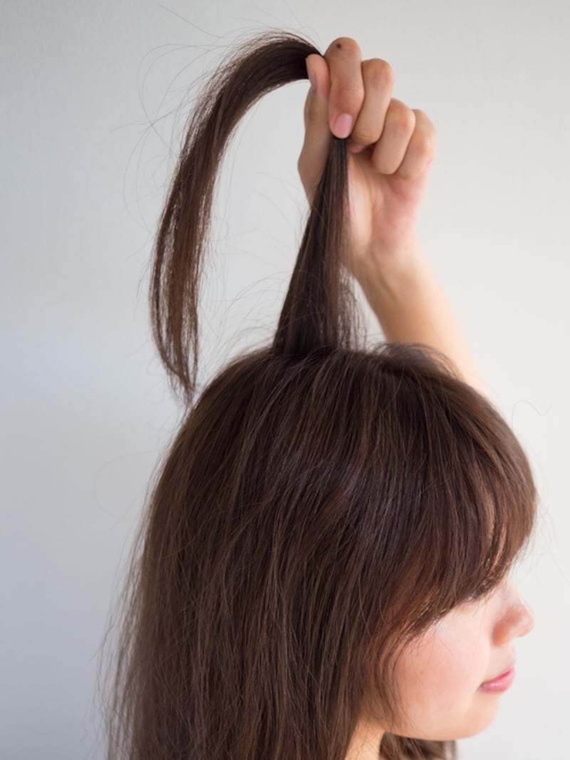 表面の髪を真上に引き出す