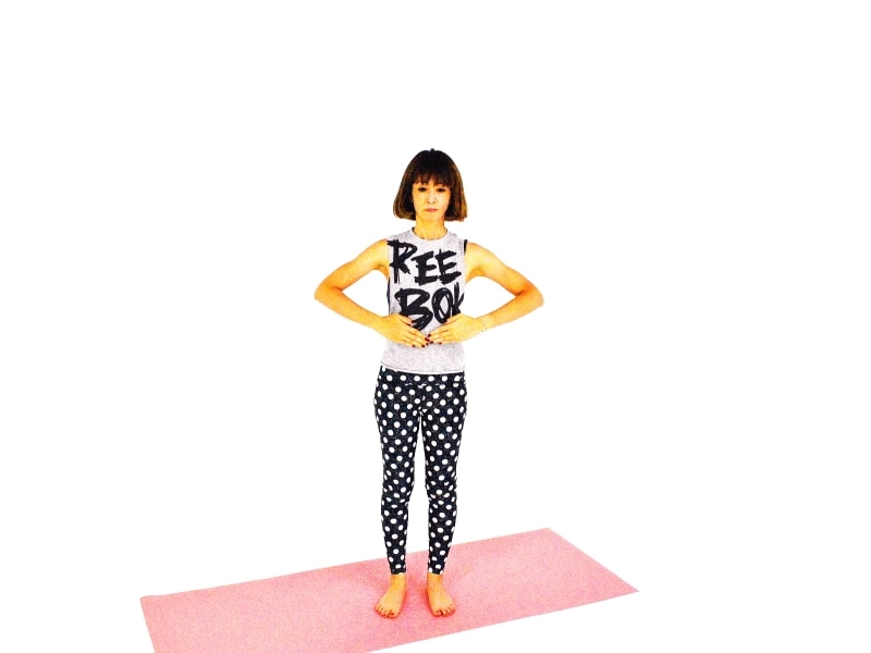 オープンチェストエクササイズ2 手のひらを肋骨下部に添え、背中を開きます。