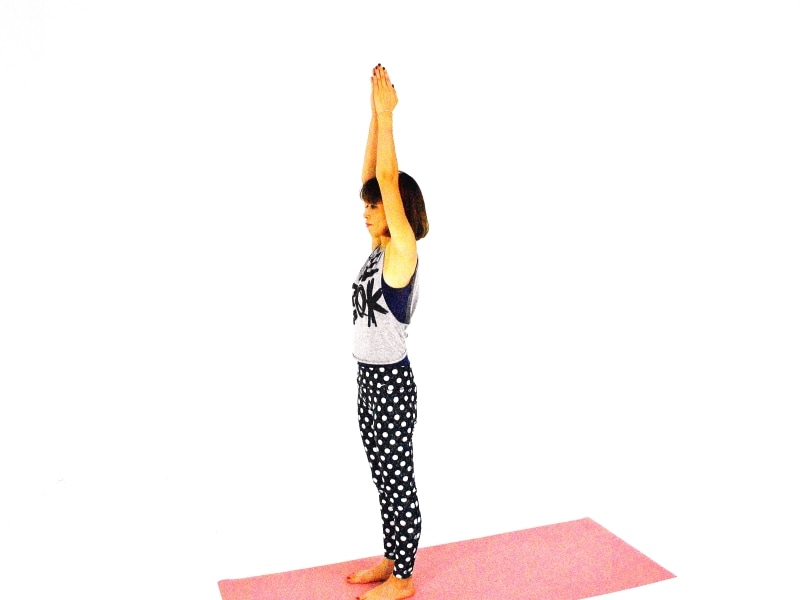 体側伸ばしエクササイズ1undefined両手を天井方向に伸ばし、体側、脇の下を伸ばします。