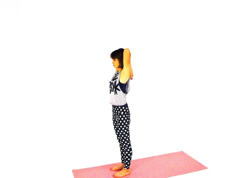 体側伸ばしエクササイズ2undefined両ひじを頭の後ろで曲げて、指先を肩甲骨の間に添えます。