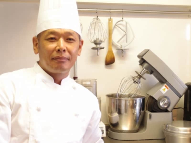 菓子グループ長の光野正三さん。銀座「マキシム・ド・パリ」などで経験を積んだ。
