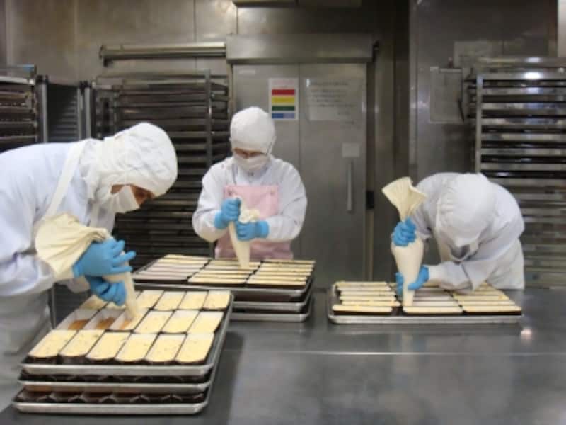 クリームを型に絞る