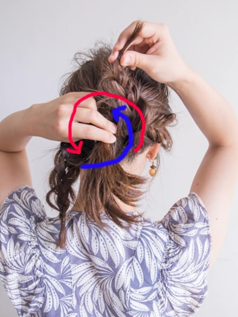 三つ編みをハチ上の毛束に巻き付ける