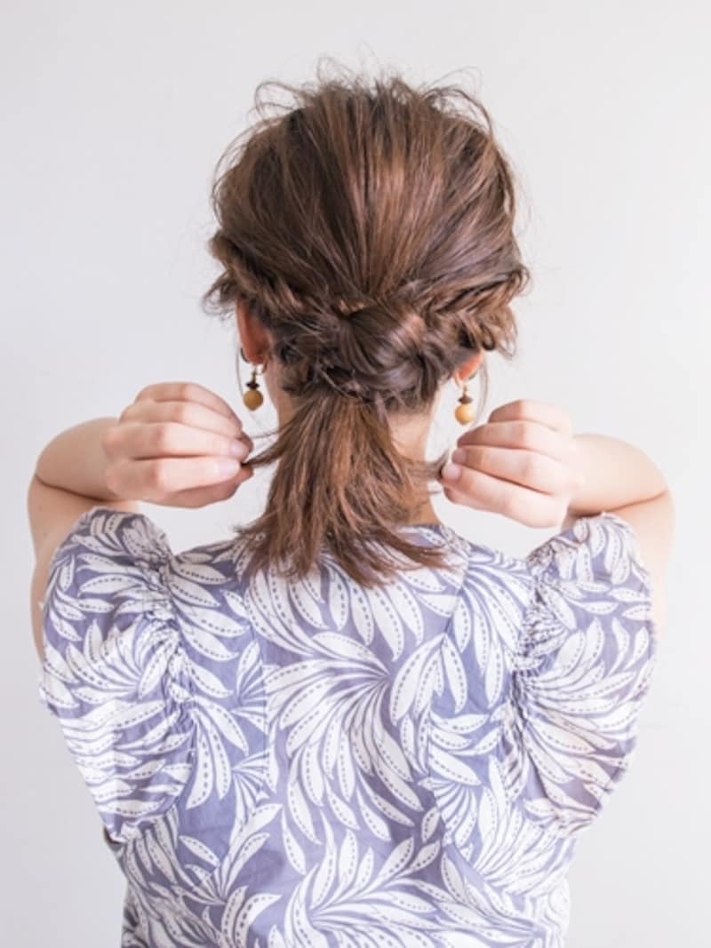 指先でつまむようにしてバランスを整える