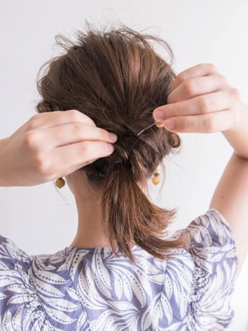 アメピンが見えないように毛先を留める