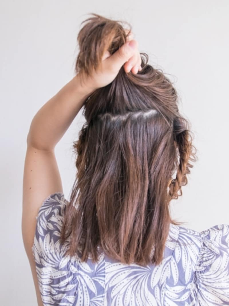 後ろの髪を上下にざっくり分ける