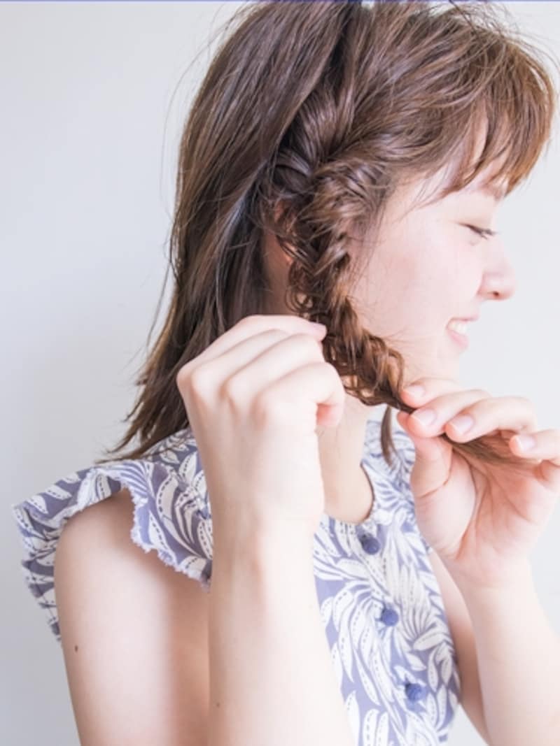 指先でつまむようにして崩していく