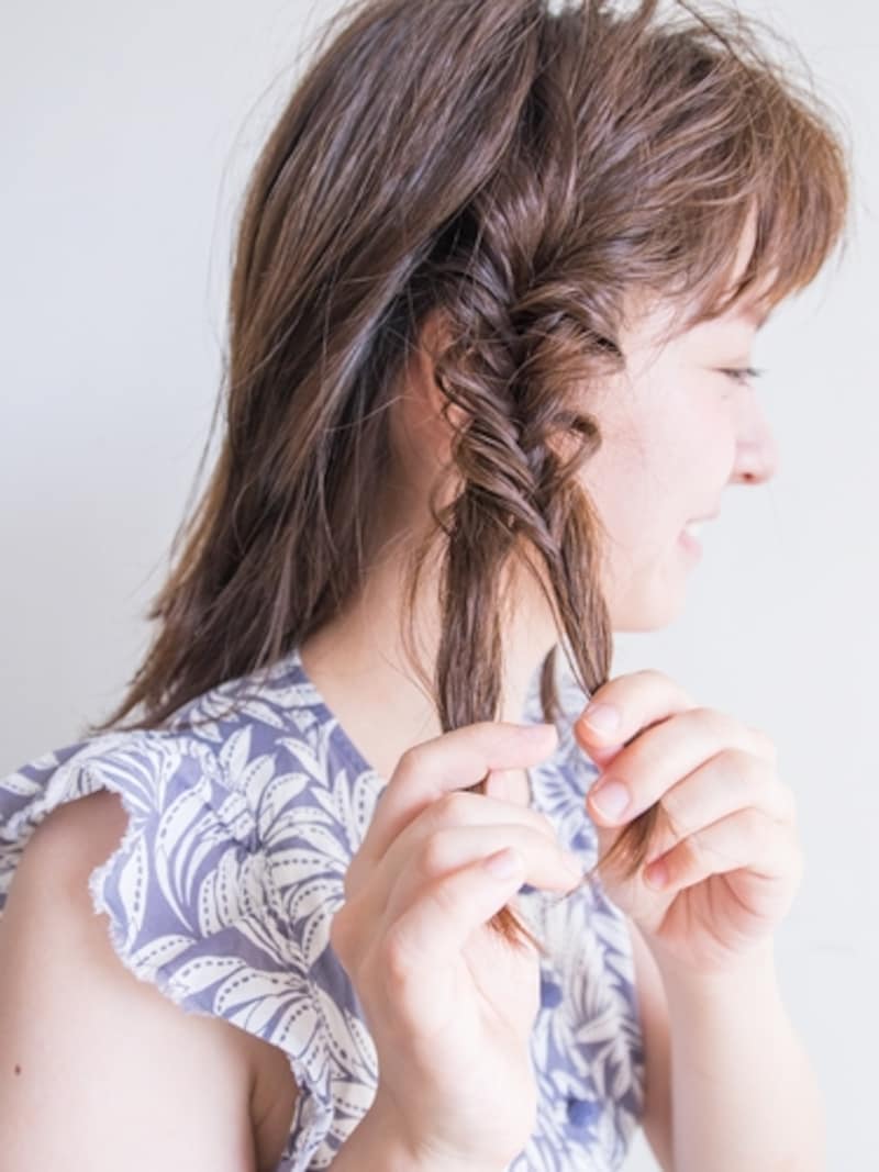 サイドの毛束をフィッシュボーンにする