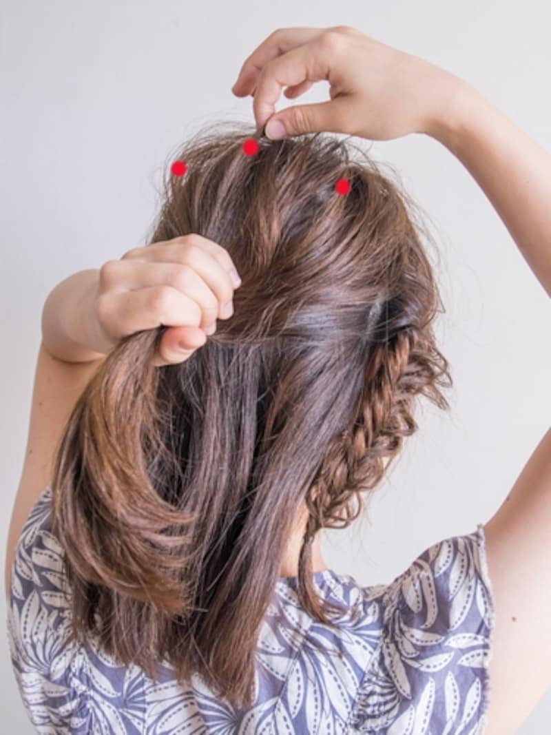 赤点の部分を指先でつまむように引き出す