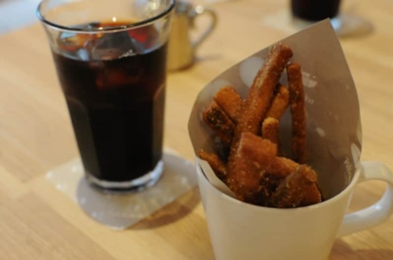 カレー風味の「パンの耳揚げ」は癖になる味