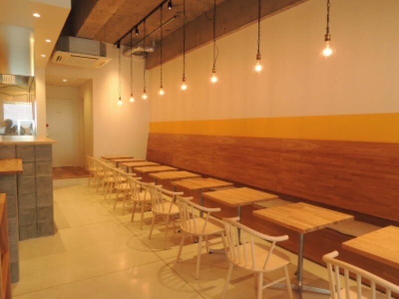 店内の様子。20席。