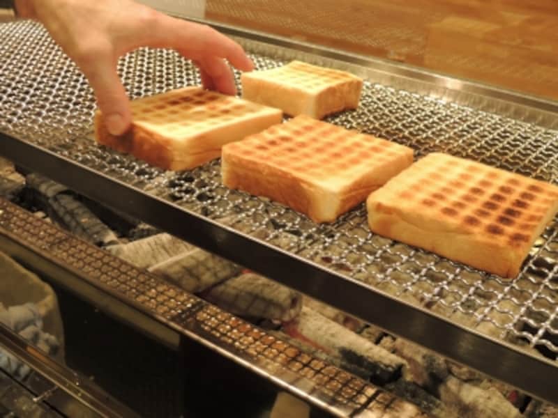 炭焼き台で一枚一枚焼かれる食パン