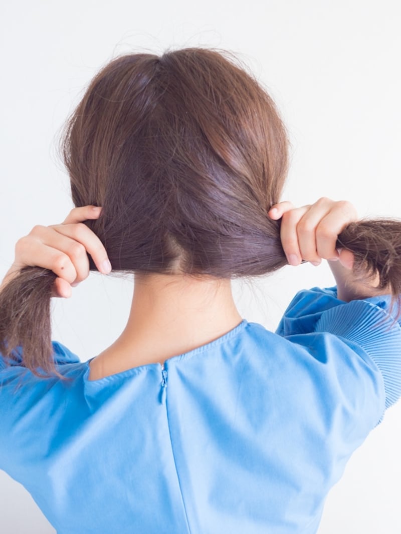 髪を2つにざっくり分ける