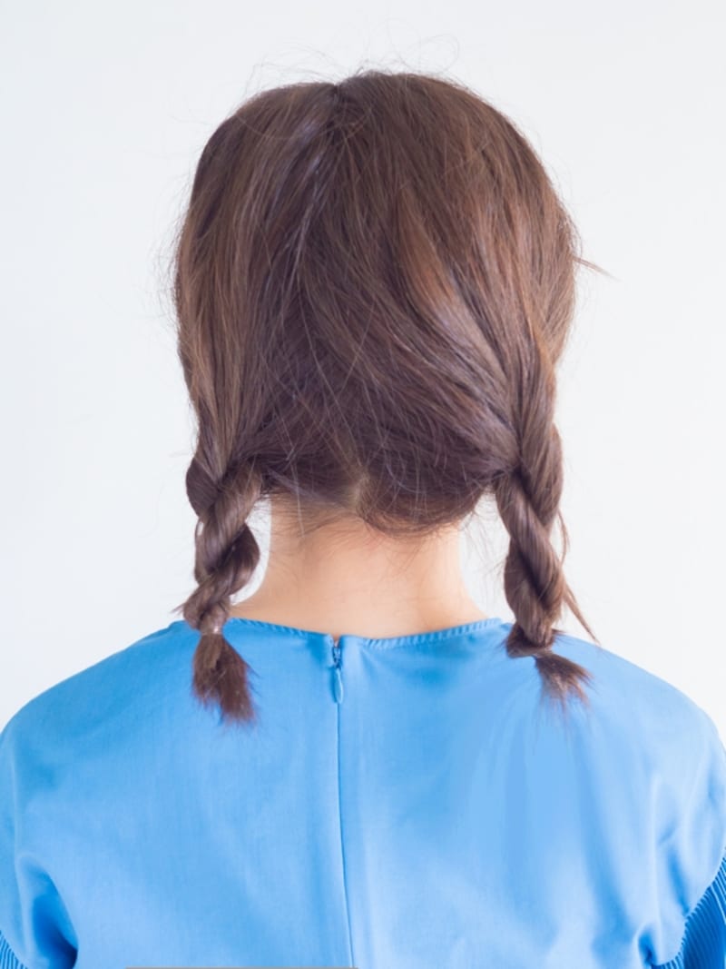 毛先を結んでおさげにする