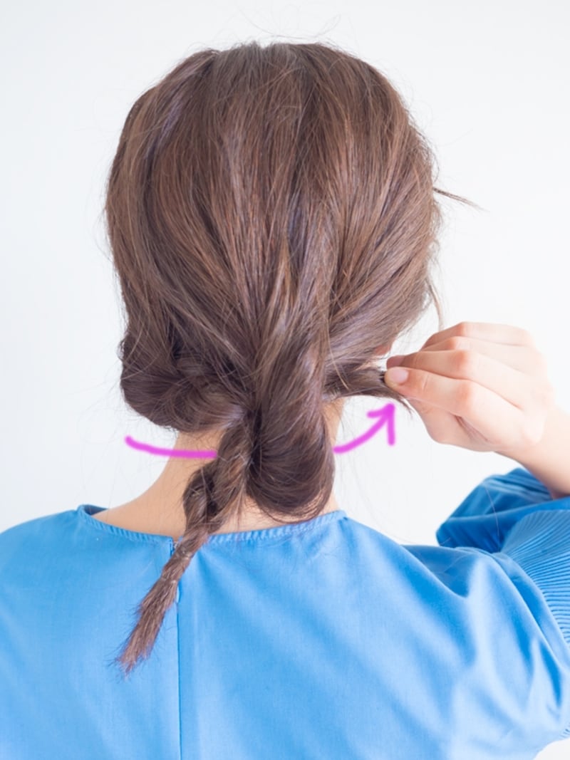 片方のおさげを逆サイドまでくぐらせる