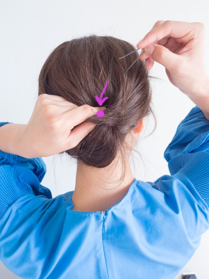 たるみ部分を引き上げたらピンで固定