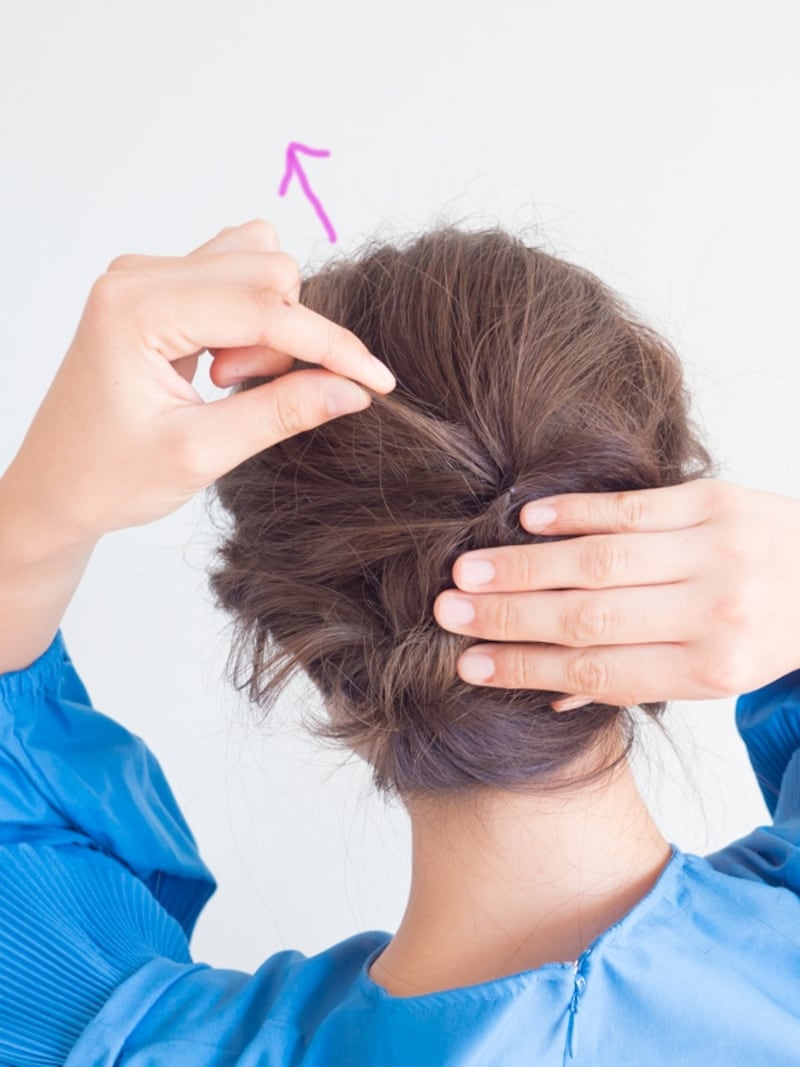 崩れないようにしっかり押さえながら毛束を引き出す