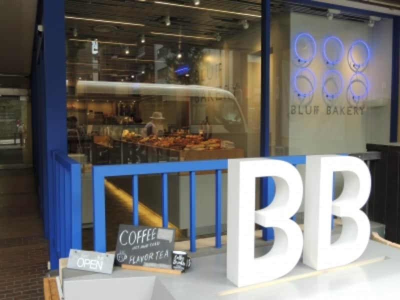 イヴ・クラインブルーとBBのサインが目印