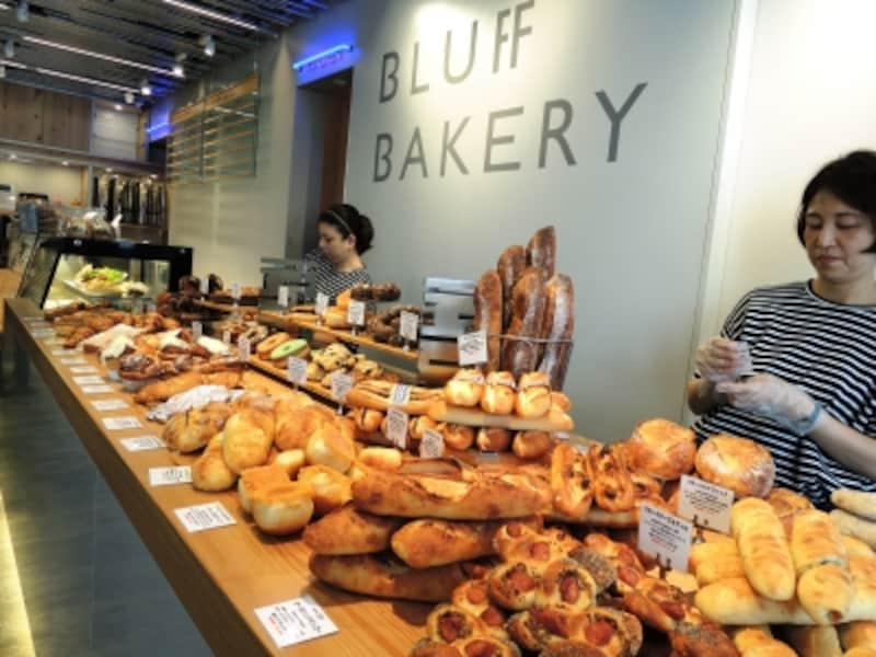 本店と同じパンが並ぶ