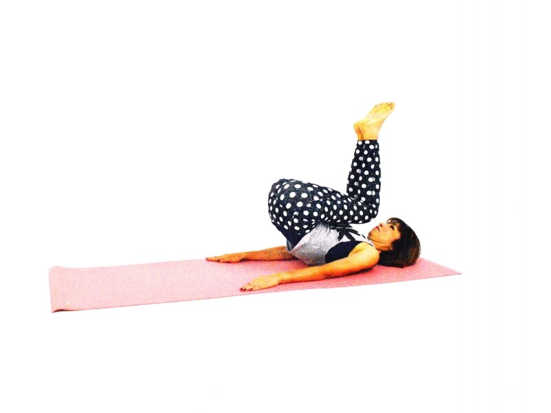 ペルヴィックエクササイズ3undefinedさらにひざをあごに近づけ、お尻を床から離す。