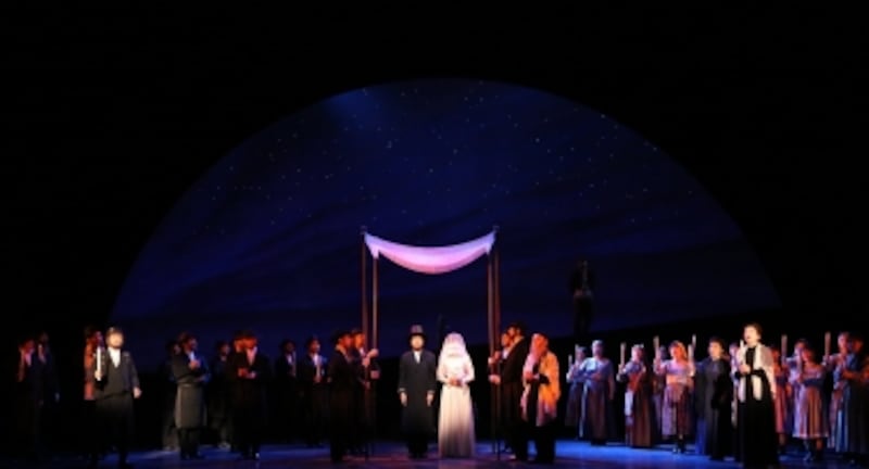 『屋根の上のヴァイオリン弾き』写真提供：東宝演劇部