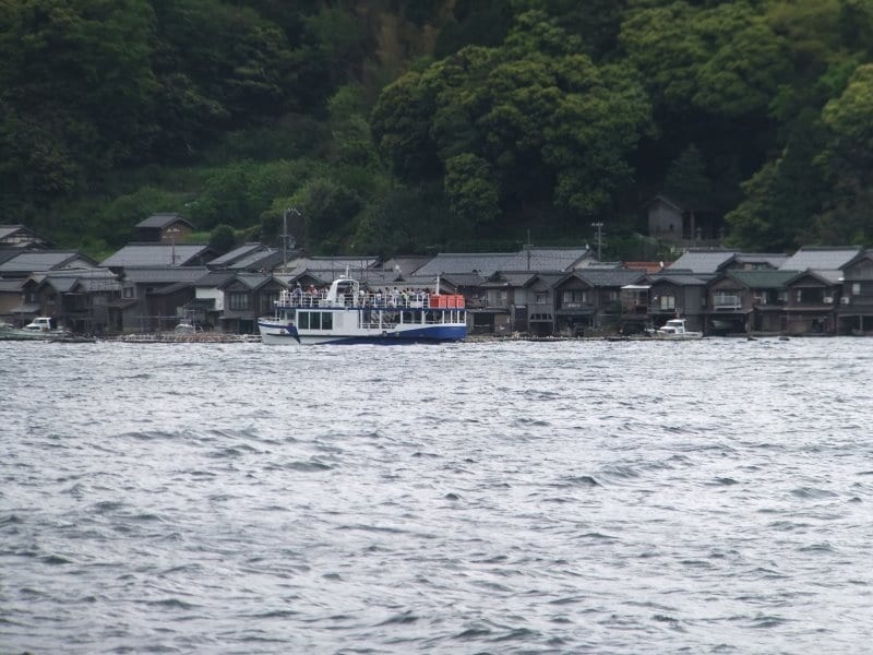 伊根の舟屋(4)/伊根湾めぐり遊覧船と共に