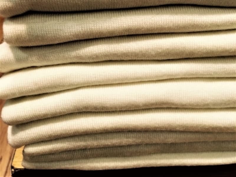 ユニクロのファインメリノウールニット。百貨店で1万円するクオリティーと遜色がないという認識です。明るいタイプ・カラフルなタイプを自身もチョイスしています。