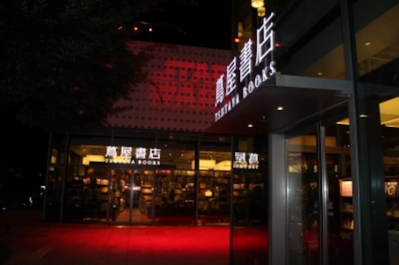 イベントのため、一夜限り赤くライトアップされた代官山 蔦屋書店