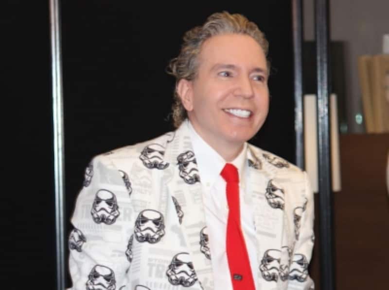 ストームトルーパー柄のスーツに、「赤い」ネクタイで登場したデーブ・スペクターさん