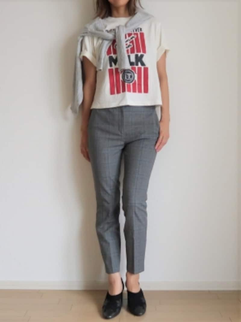 カジュアルなTシャツの上にカーディガンをさらっと巻くだけ