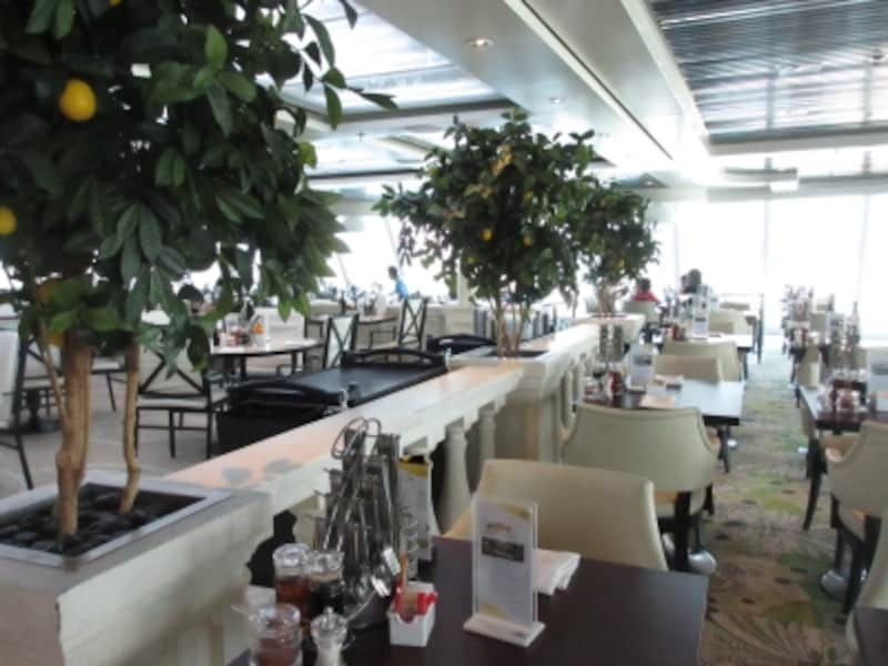 ブッフェレストランも明るい雰囲気