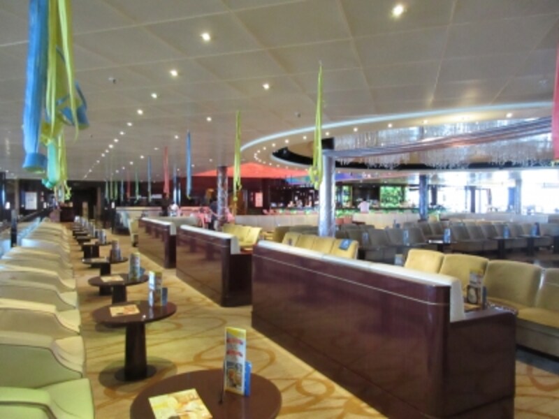 ショーなどが開催されるグランドバー