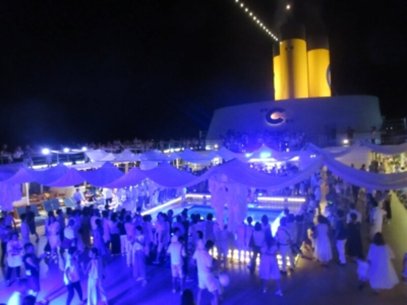 ホワイトナイトは、白い服に照明が映えて幻想的