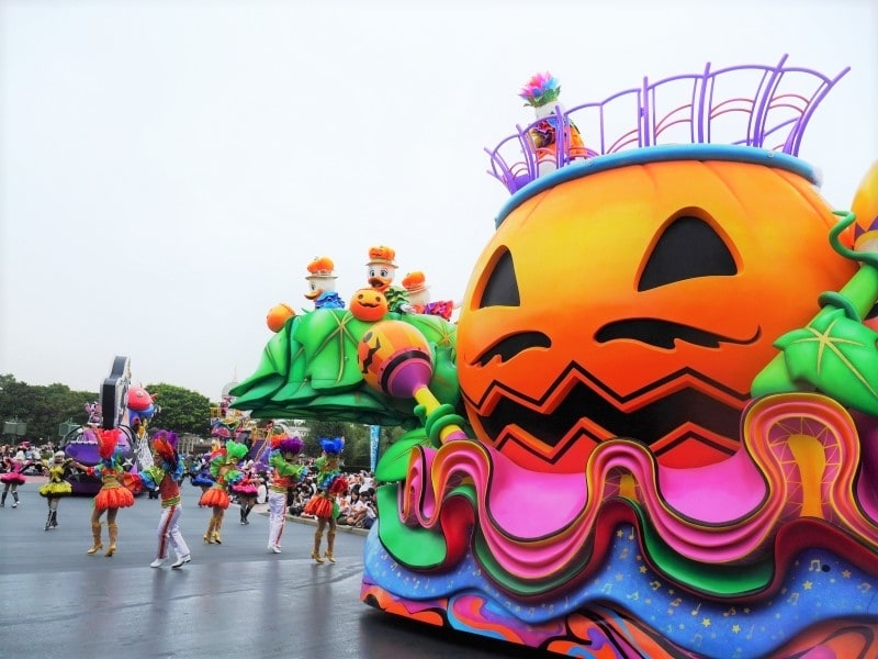 先頭のフロートにはやっぱりミッキーマウス！