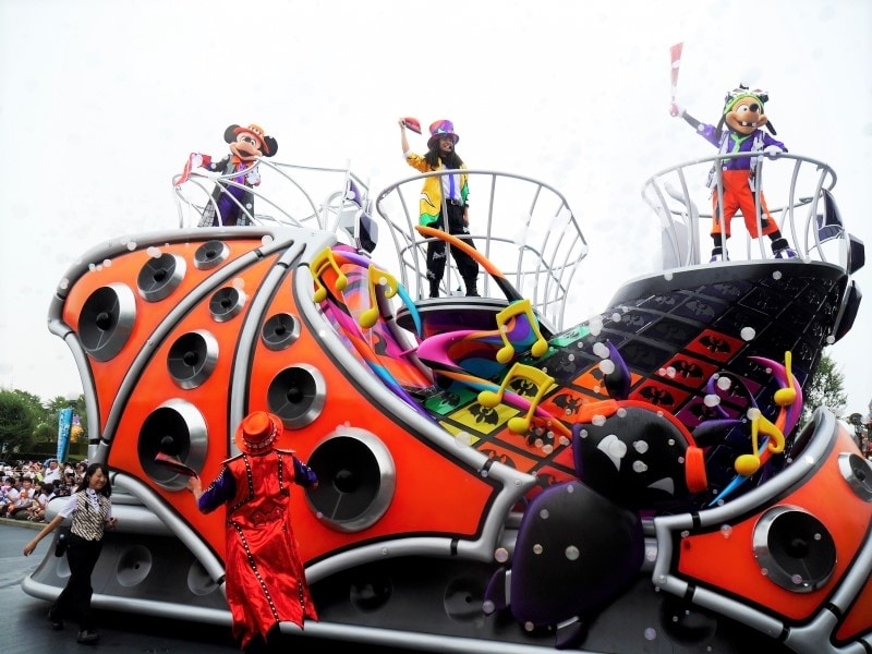 先頭のフロートにはやっぱりミッキーマウス！