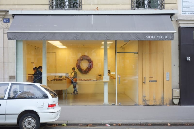 通りからブティックを眺めて