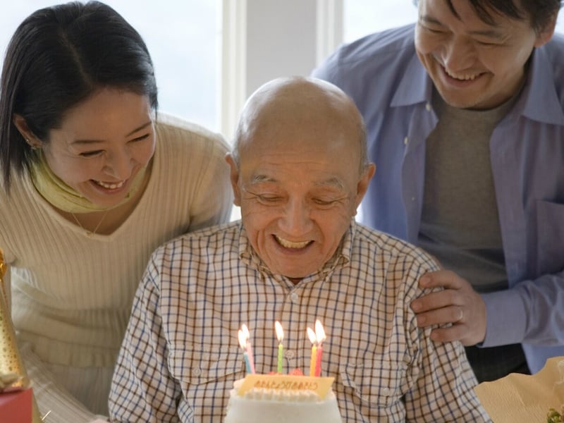 傘寿である本人の健康状態などを考慮し、お祝いをしてあげましょう