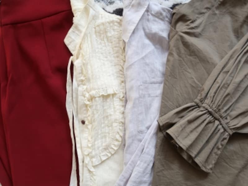 ダークカラーではなく明るい色のトップスがオススメ